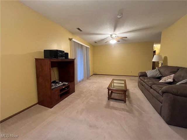 carpeted living room featuring ceiling fan