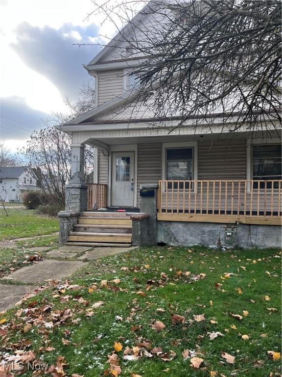 view of front facade featuring covered porch and a front lawn