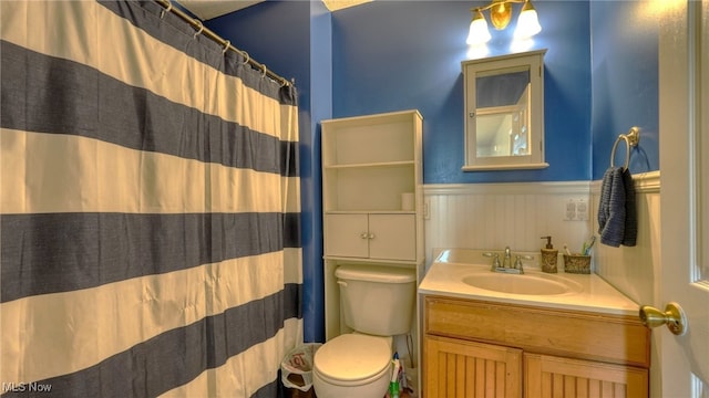 bathroom with a shower with curtain, vanity, and toilet