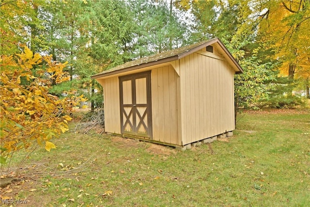 view of outdoor structure featuring a lawn