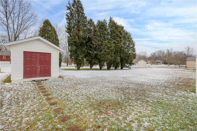 view of yard with a storage shed