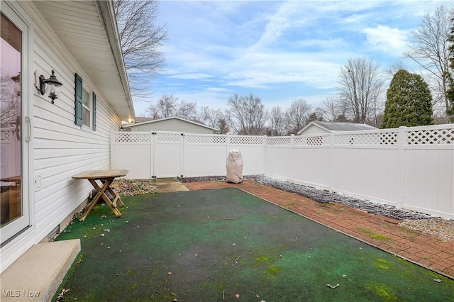 view of yard featuring a patio