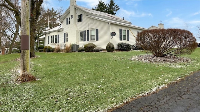 view of front of home featuring central air condition unit and a front lawn