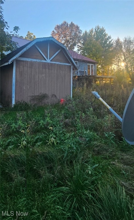 view of yard at dusk