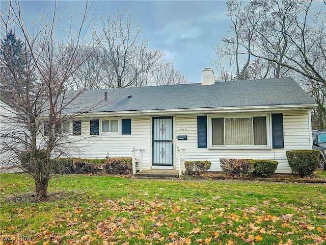 ranch-style home featuring a front lawn