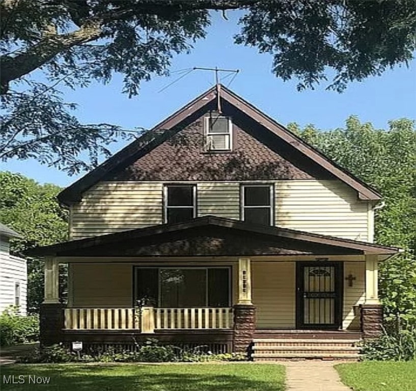 view of front of house featuring a front lawn and covered porch