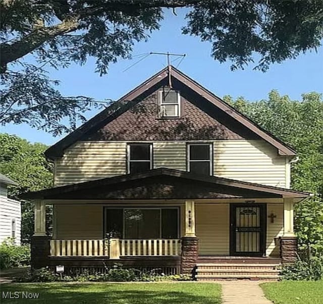 view of front of house featuring a front lawn and covered porch