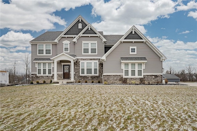 craftsman-style house featuring a front yard