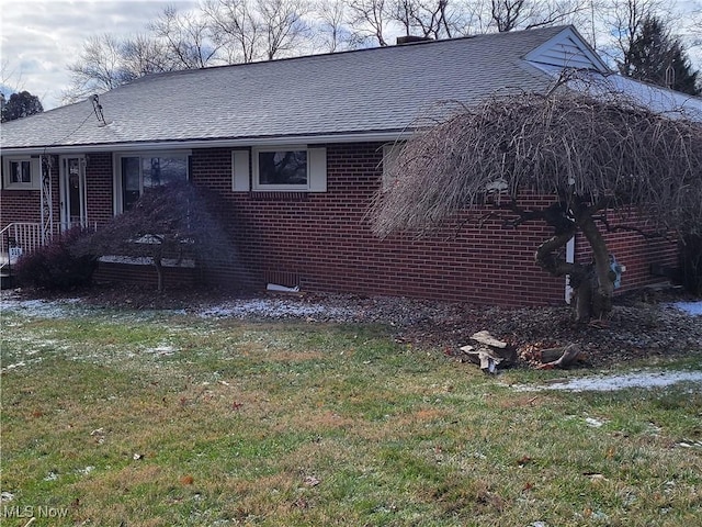 view of side of property featuring a lawn