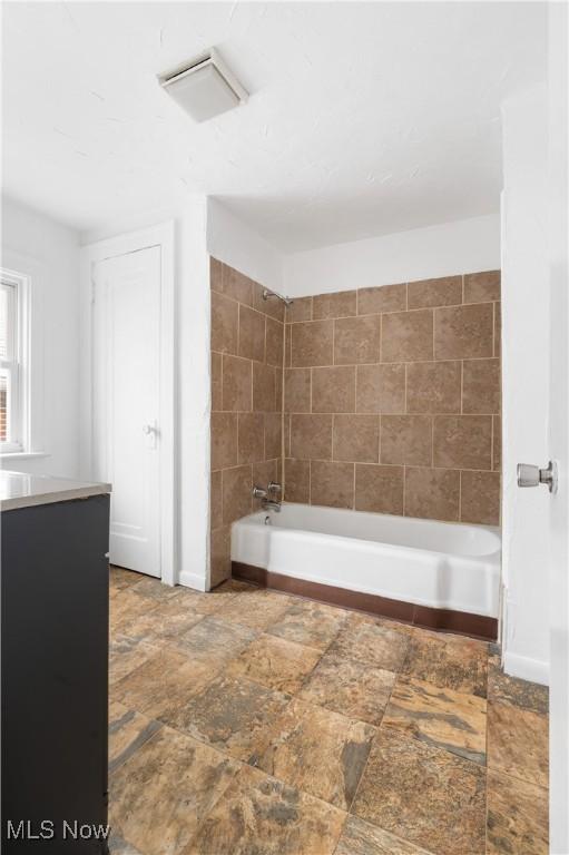 bathroom with tiled shower / bath