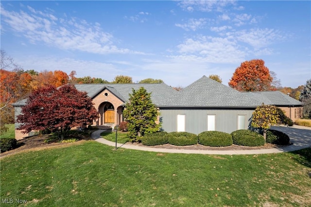 view of front of property featuring a front lawn