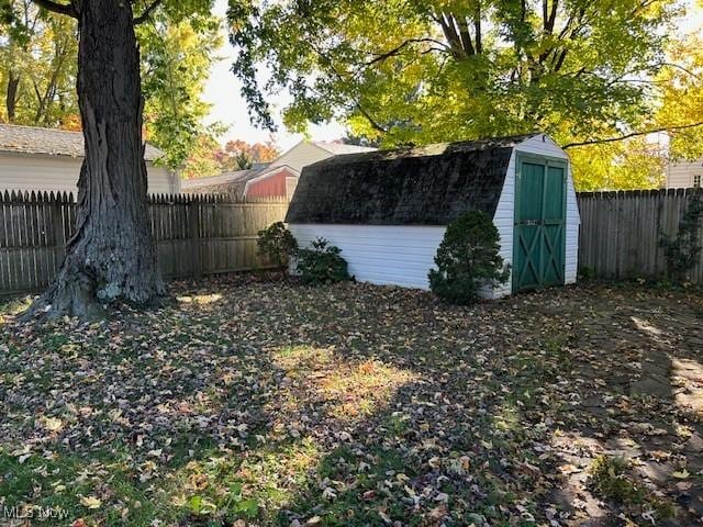 view of yard with a storage shed