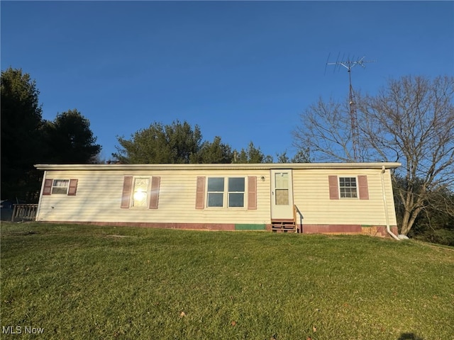 manufactured / mobile home with a front lawn