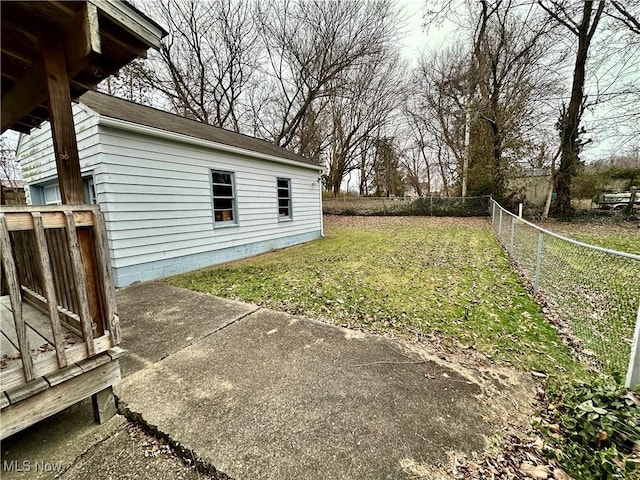 view of yard featuring a patio