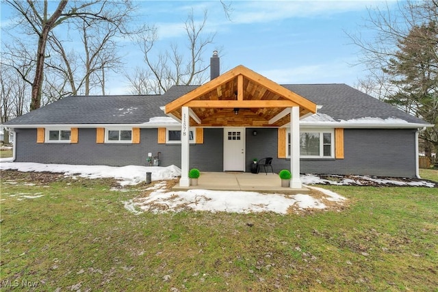 view of front of property featuring a front lawn