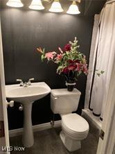7355 W Blvd, Youngstown, OH 44512 - bathroom featuring baseboards, a shower with shower curtain, and toilet
