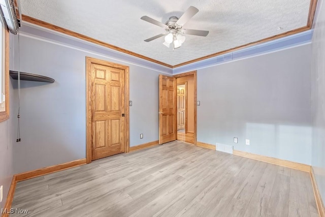 unfurnished bedroom featuring a textured ceiling, light hardwood / wood-style floors, ceiling fan, and crown molding