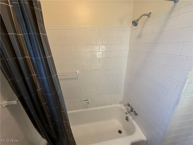 bathroom with shower / bath combo