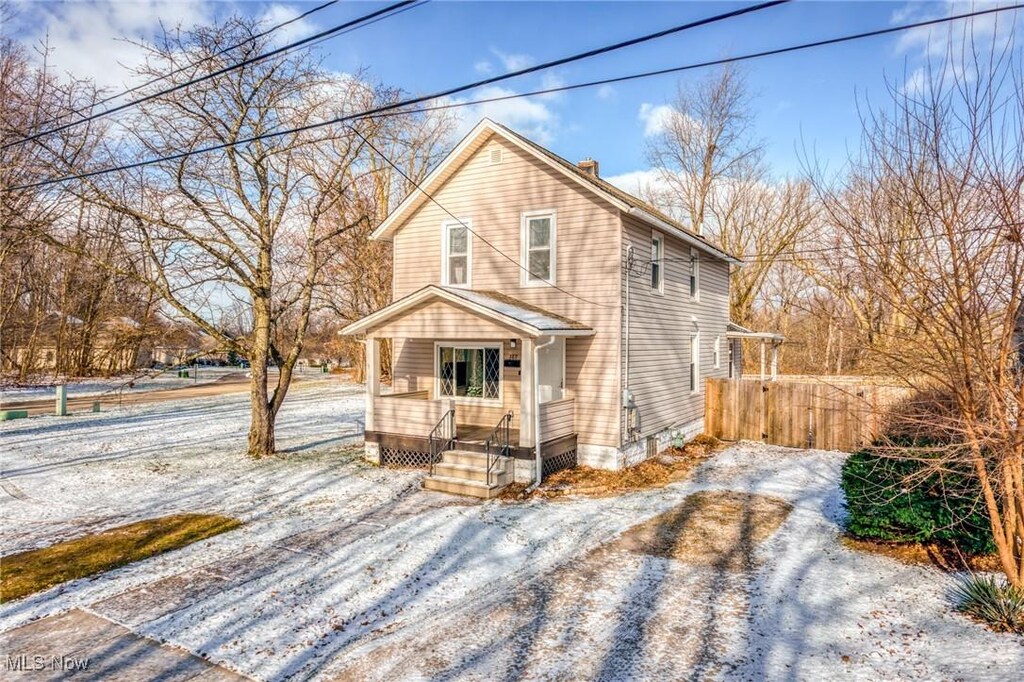 view of front of property