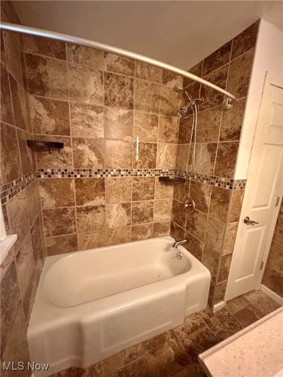 bathroom featuring tiled shower / bath