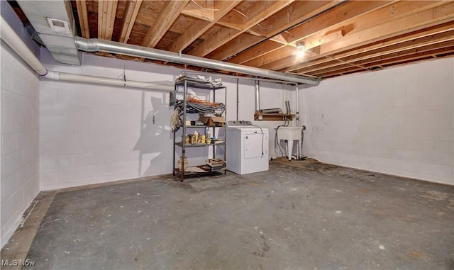 basement with sink and washer / clothes dryer