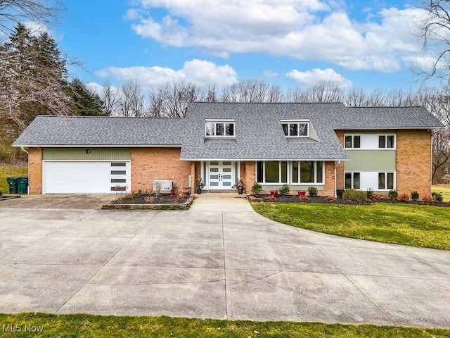 view of front of home featuring a front yard and a garage