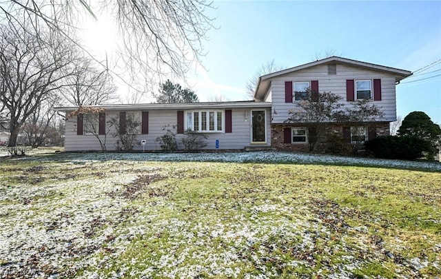 split level home with a front lawn