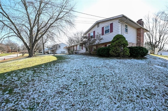 view of side of property featuring a lawn