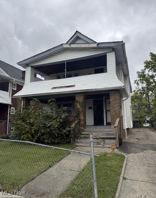 view of front facade with a front yard and covered porch