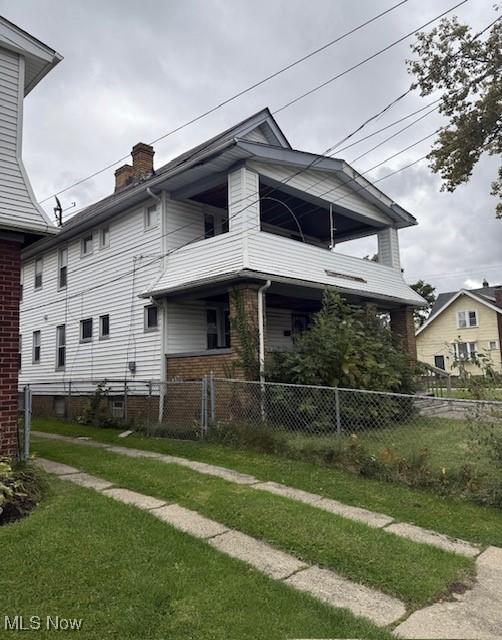 view of side of property featuring a yard