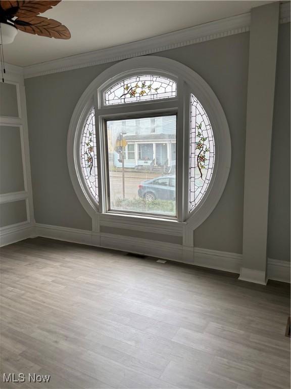 934 Main St, Wellsville, OH 43968 - entrance foyer featuring plenty of natural light, ornamental molding, wood finished floors, and a ceiling fan