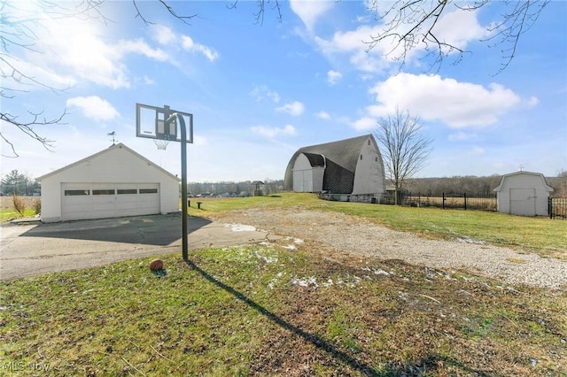 view of yard with an outbuilding