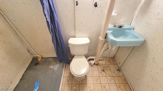 bathroom featuring toilet and sink