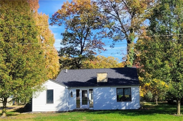 view of front of house featuring a front yard