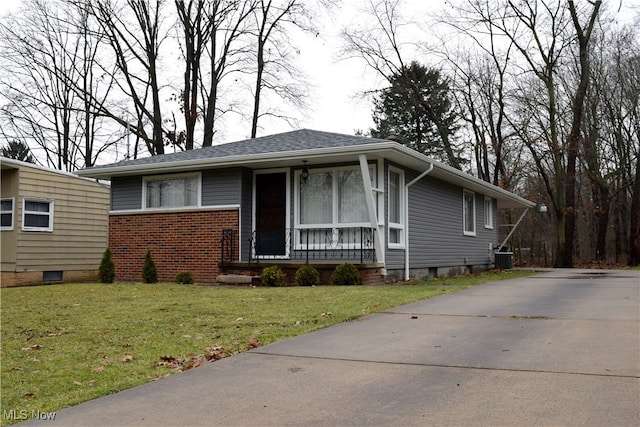 view of front of property featuring a front lawn