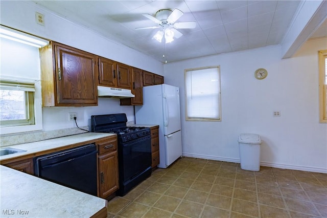 kitchen featuring crown molding, sink, ceiling fan, and black appliances