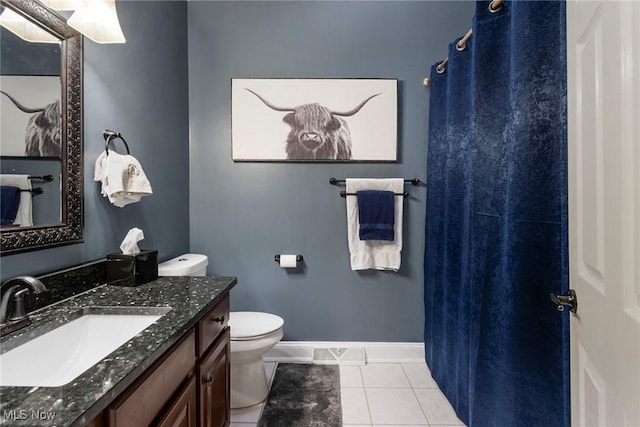 full bath featuring tile patterned floors, a shower with shower curtain, toilet, vanity, and baseboards