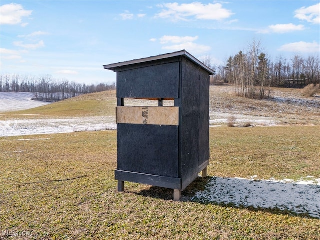 view of outdoor structure with a yard