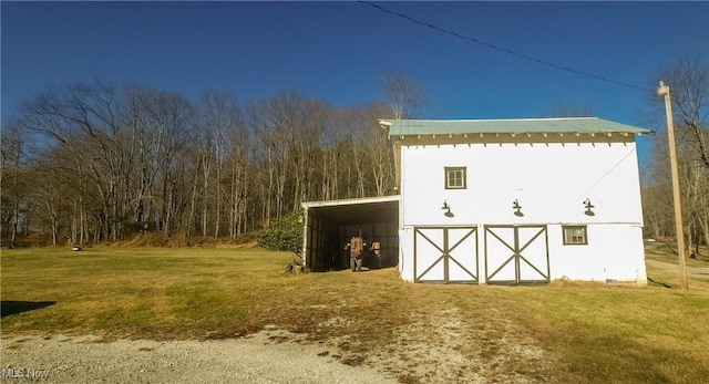 view of outdoor structure featuring an outbuilding