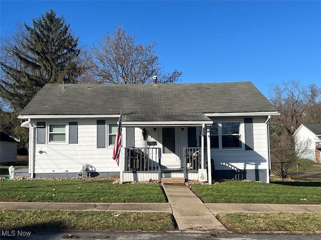 bungalow-style house featuring a front lawn