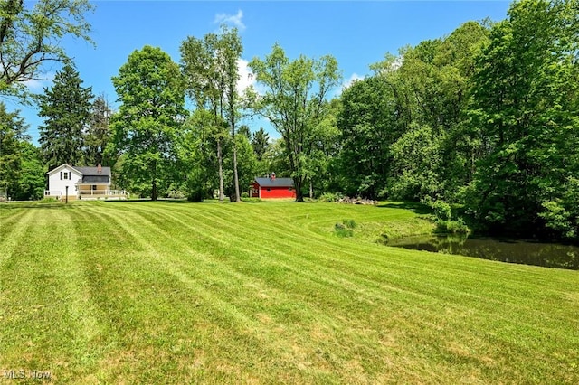 view of yard featuring a water view