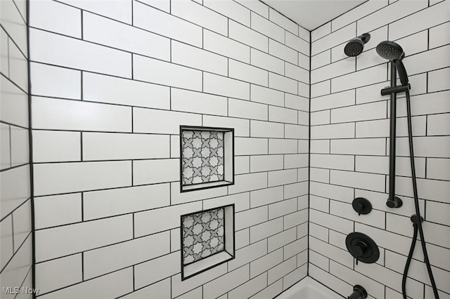 bathroom with tiled shower / bath combo