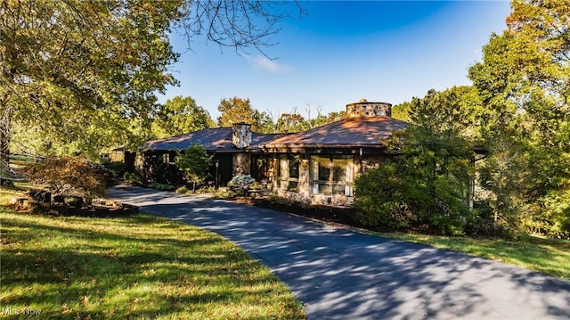 view of front of home featuring a front yard