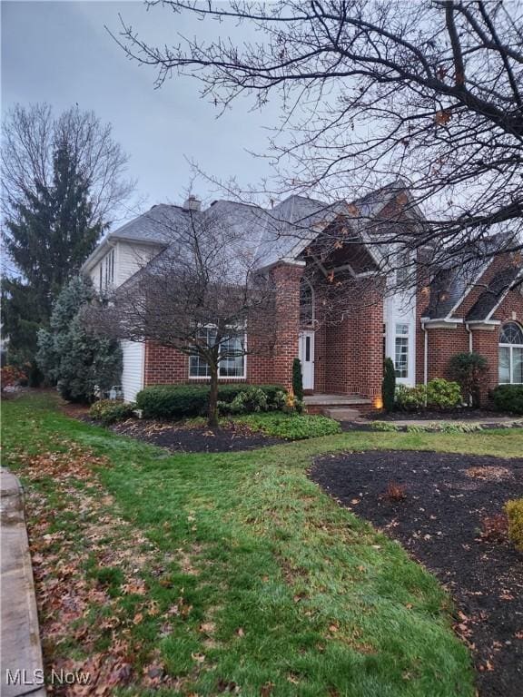 view of front of home featuring a front yard