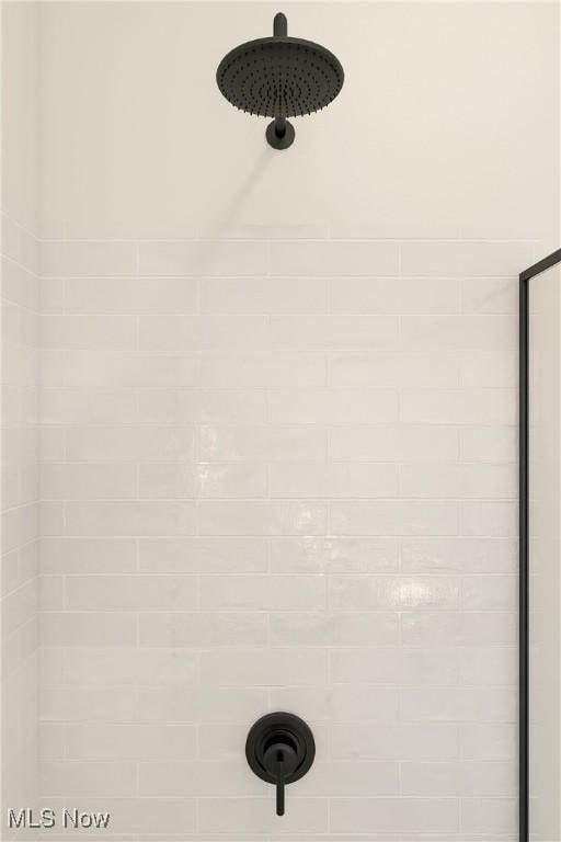 room details featuring a tile shower