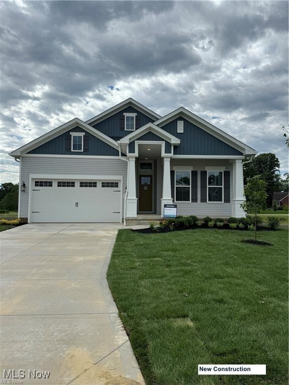 craftsman house with a front lawn