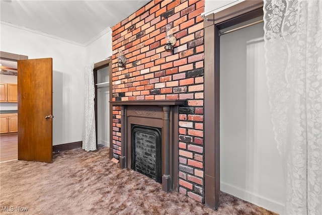 room details featuring crown molding and carpet floors