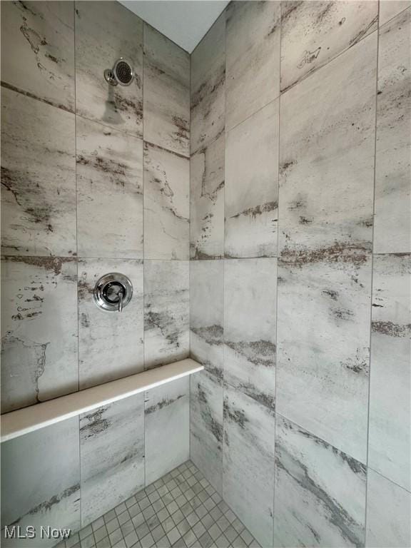 bathroom featuring tiled shower