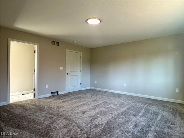 unfurnished room featuring carpet