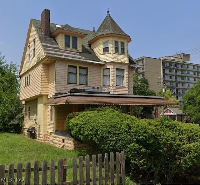 view of front facade with a front lawn